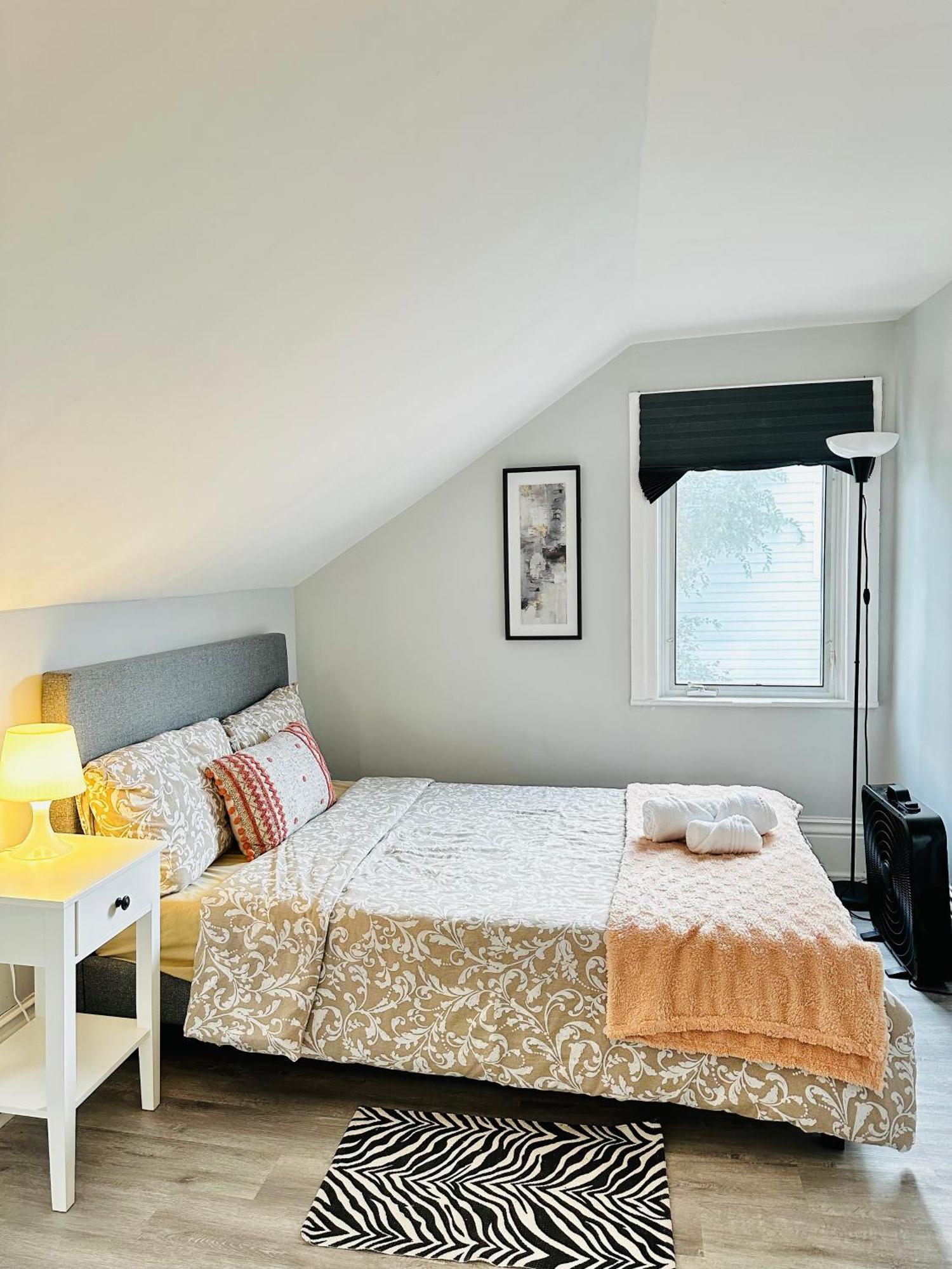 ピーターボロCozy 2Br House Near Centre With Patio, Bbq, Backyard, And Netflixアパートメント エクステリア 写真